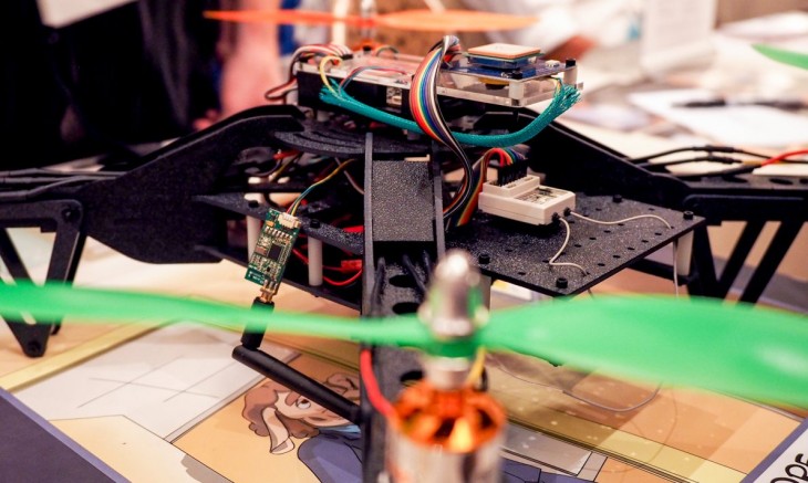 Un dron que roba datos mientras vuela por los despachos