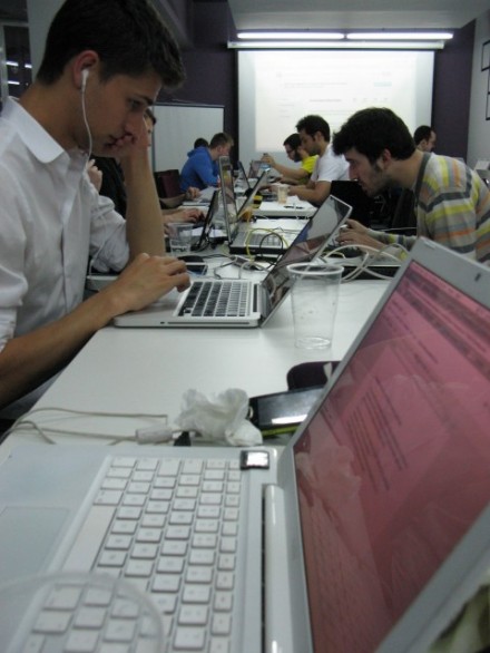 Participantes de la Hackatón Ibérica programando con APIs