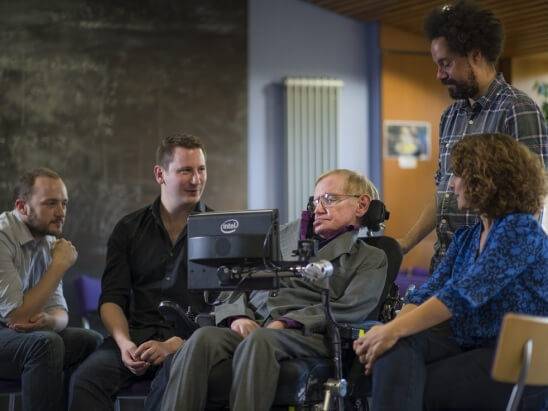 Stephen Hawking dando uso al sistema creado por Intel - Foto: Intel.com