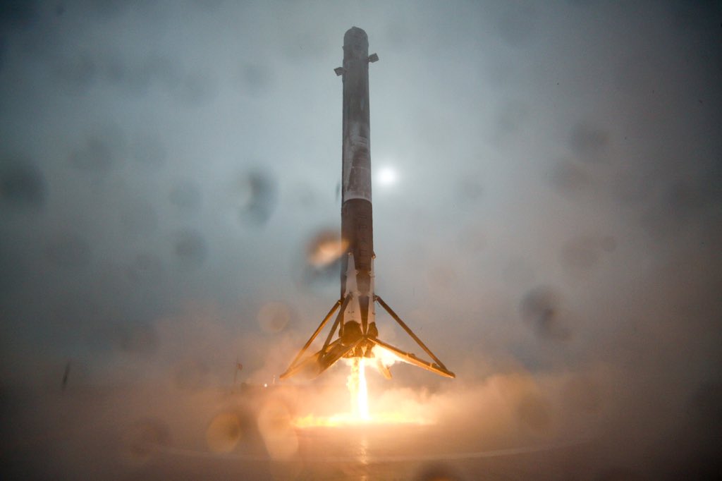 El Falcon 9 aterrizando | @SpaceX