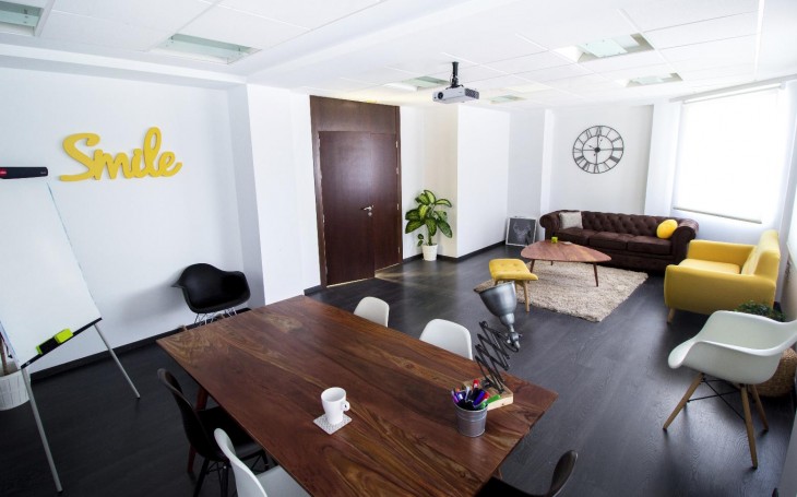 Sala de reuniones, con un mobiliario divertido que contribuye a que las reuniones sean más cálidas, cómodas y distendidas.