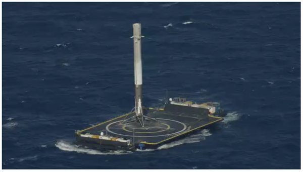 El Falcon 9 aterrizando en la plataforma marí­tima "Por supuesto que aún te amamos" | @SpaceX