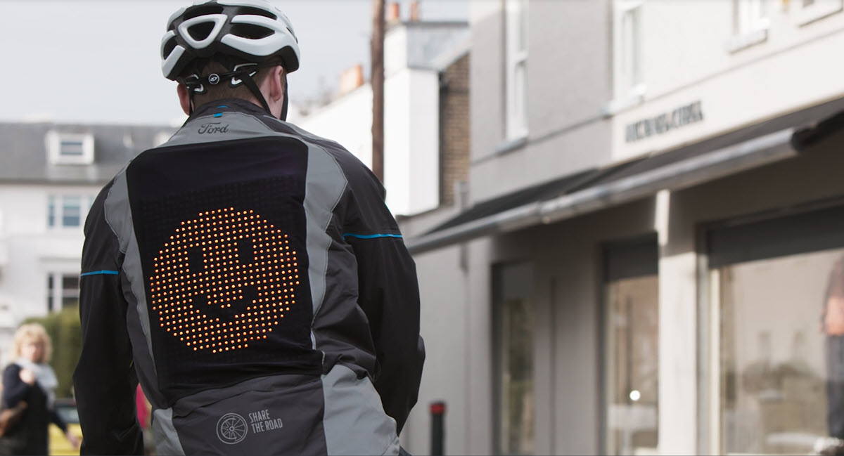 Ford crea una chaqueta con emojis para mejorar la seguridad de los ciclistas
