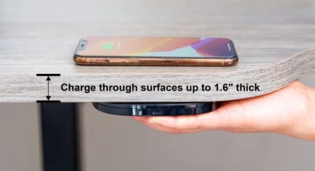Un cargador inalámbrico que se esconde debajo de la mesa