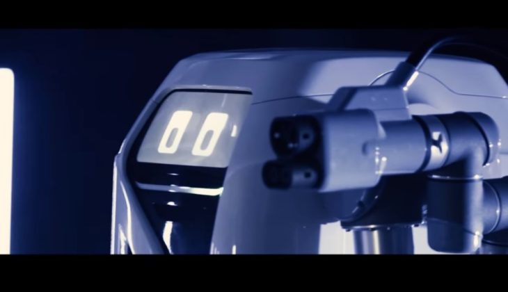 Volkswagen da a conocer su prototipo de robot con ojos que será usado para la carga de coches eléctricos