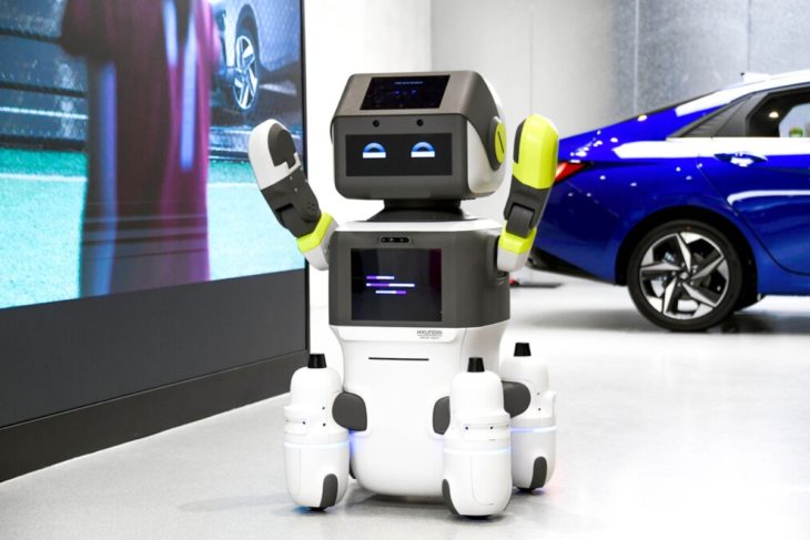 Conoce a DAL-e, el robot de Hyundai diseñado para brindar atención al cliente.
