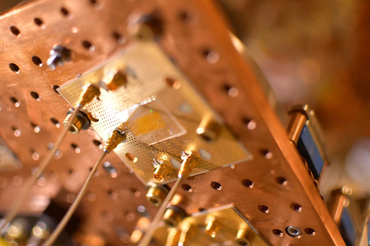 Crean chip informático que utiliza ondas sonoras para codificar datos