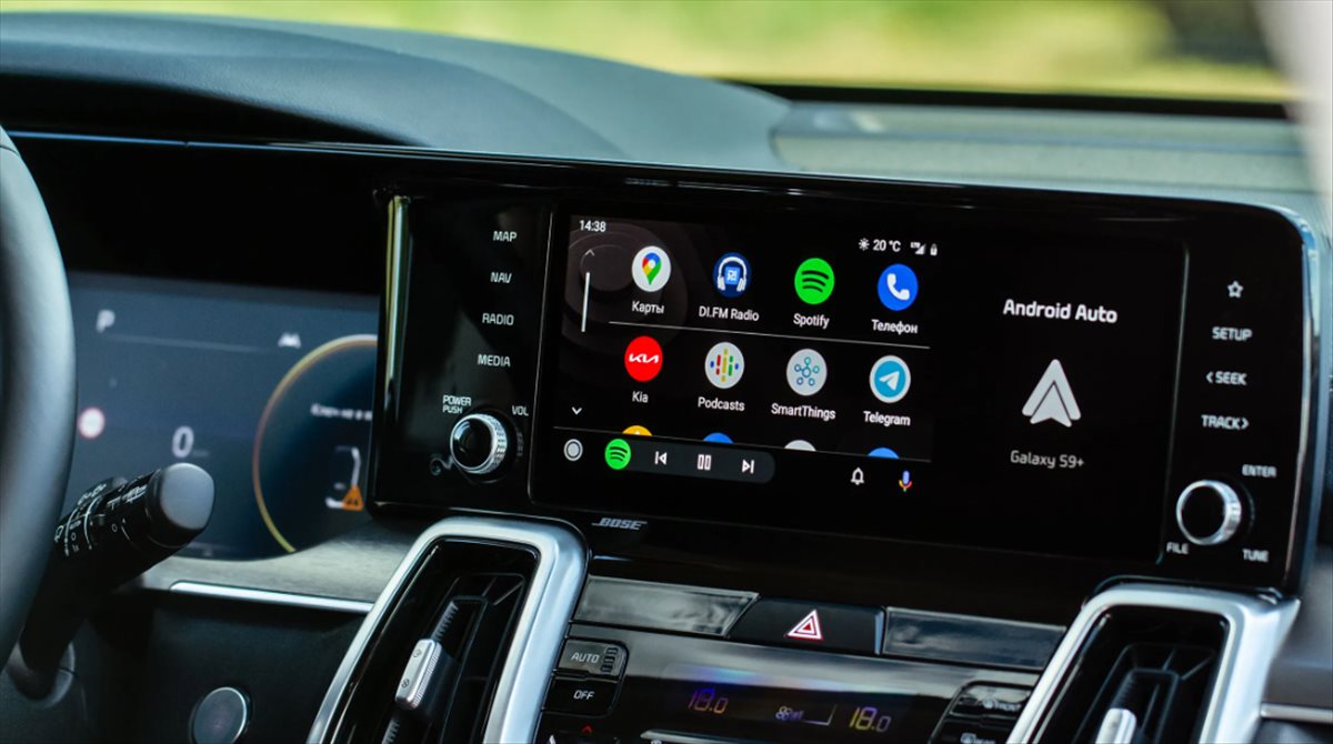 Así puedes mantener la interfaz oscura de Android Auto en tu coche para que no te afecte mientras conduces
