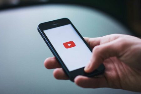 YouTube prueba su nuevo sistema de cola de reproducción en las apps móviles