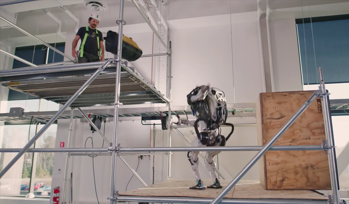 El robot Atlas, de Boston Dynamics, ya puede recoger y lanzar objetos, el vídeo es impresionante