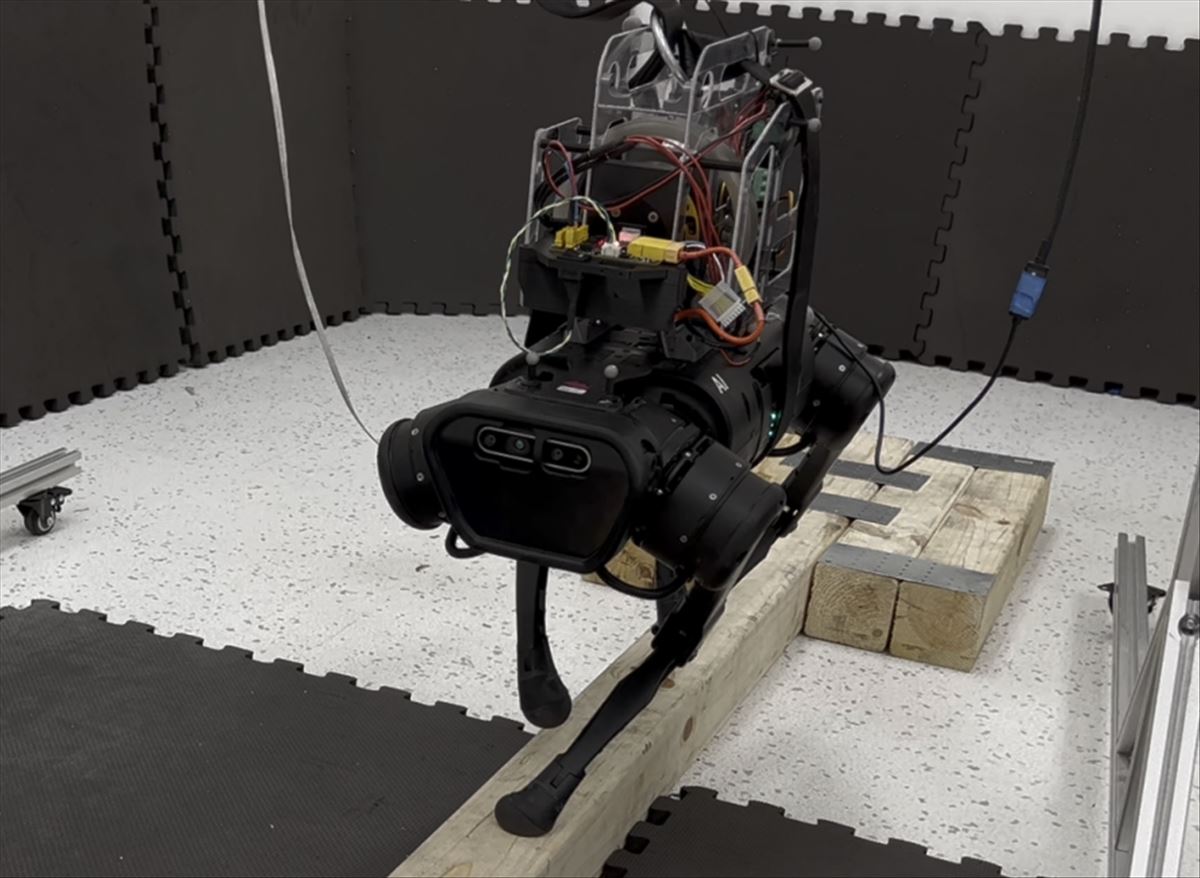 Desarrollan robot cuadrúpedo capaz de caminar en una barra de equilibrio
