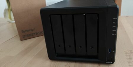 NAS Synology de dos bahías conectado a una red doméstica como servidor de almacenamiento personal