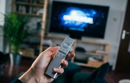 Televisor con Android TV mostrando interfaz de calibración para obtener la mejor imagen posible en el salón