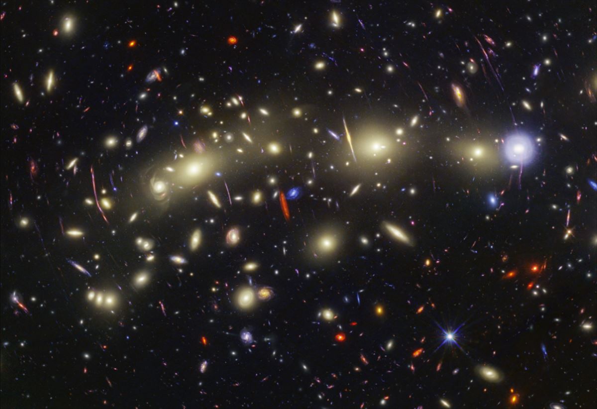 Esta es una de las vistas más completas del Universo, una colaboración entre el telescopio James Webb y el Hubble