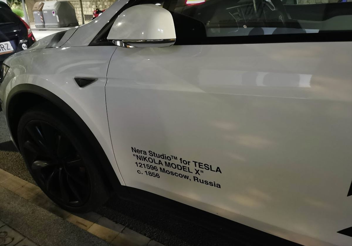 Tesla aparcado en la calle