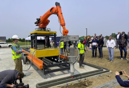 Impresora 3D imprimiendo una casa real