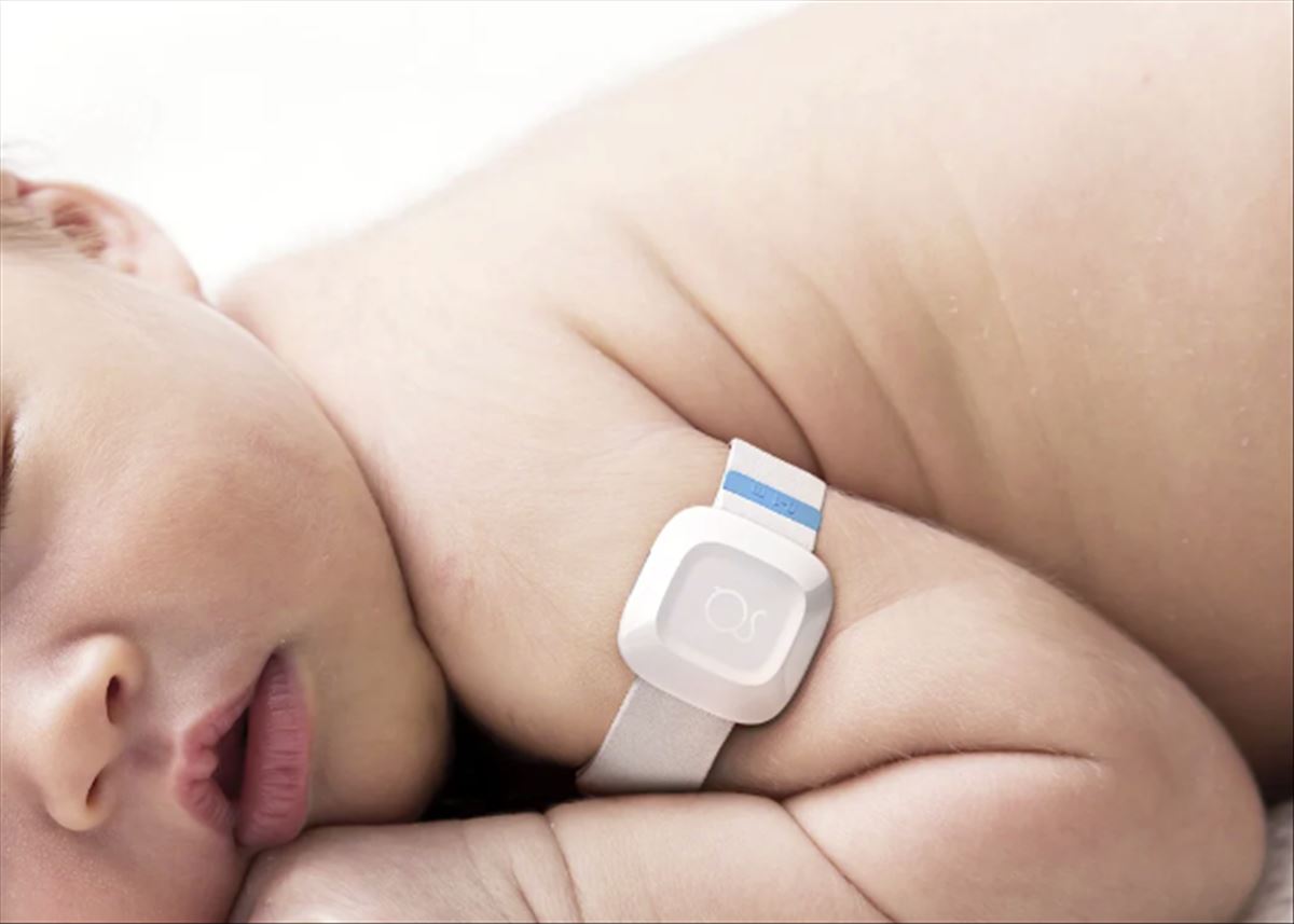Una pulsera para monitorizar la salud de los bebés de forma remota