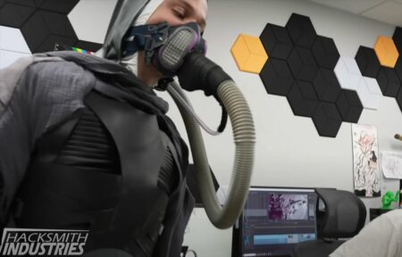 Captura de pantalla del vídeo presentando un traje que recicla agua