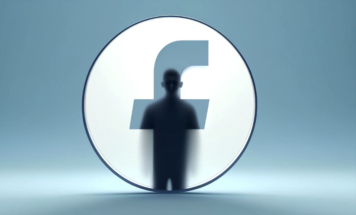 Imagen minimalista que captura el tema de la seguridad y privacidad en Facebook, mostrando una silueta estilizada de una persona que mira desde detrás del logotipo de Facebook, en tonos azules suaves, con el texto '¿Quién visita tu perfil?' en un diseño moderno y limpio.