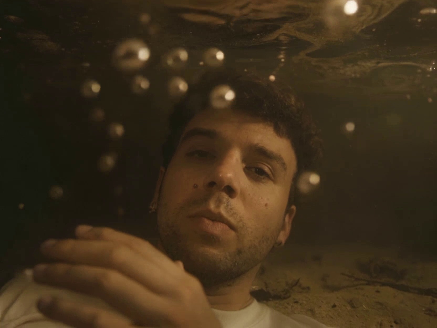 Freepik pone IA generativa al servicio del nuevo videoclip de Quevedo: así se crearon sus escenas más complejas