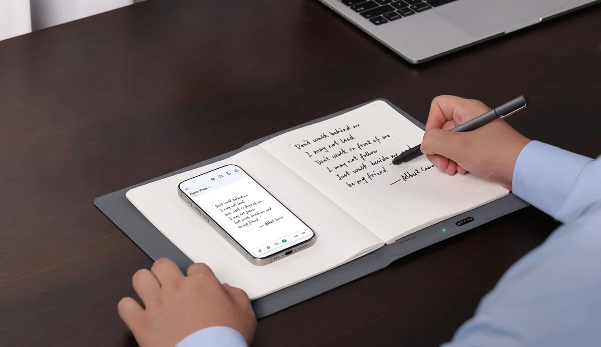 Mientras escribes en papel, cada trazo aparece instantáneamente en la app del móvil