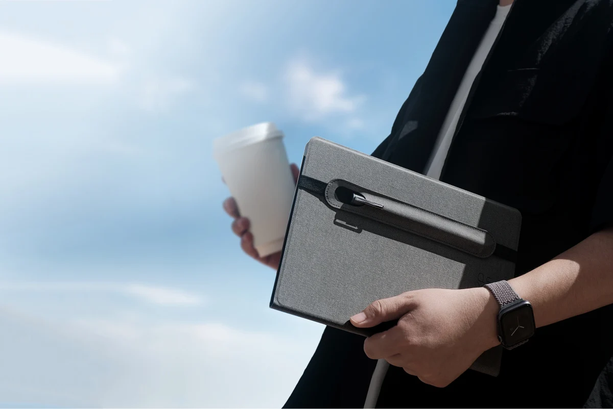 Diseño delgado y elegante con funda de piel vegana y soporte integrado para el bolígrafo