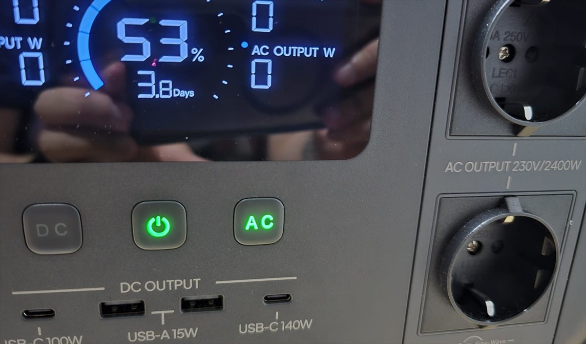 Dos tomas Schuko con salida AC de 230V/2.400W y onda sinusoidal pura