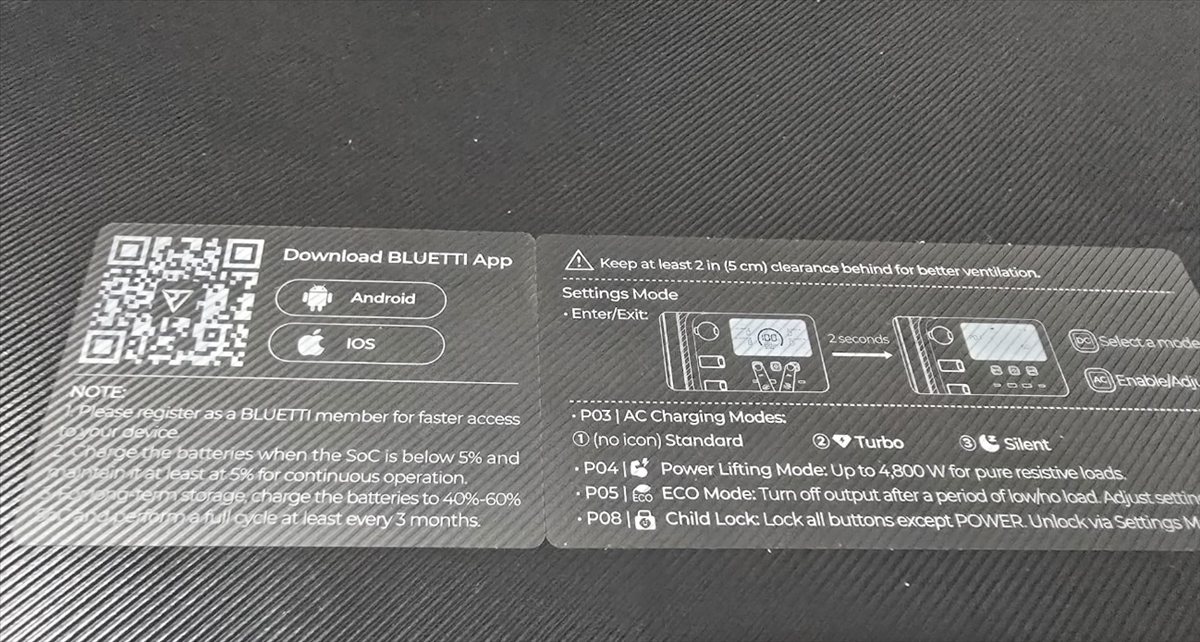 Etiqueta superior con instrucciones rápidas de configuración, modos de carga y ajustes