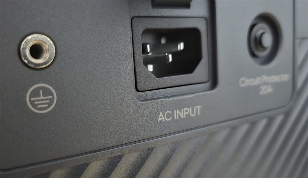 Entrada AC con conector IEC y protector de circuito de 20A