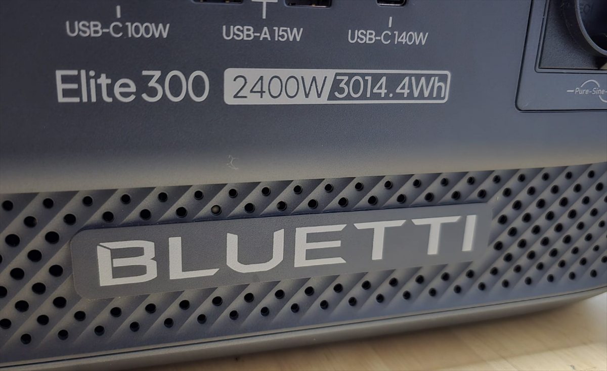 BLUETTI Elite 300: 2400W / 3014.4Wh grabados en el frontal