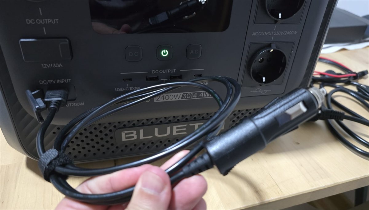 Cables no incluidos y conexiones: entrada AC, salida DC y cable de mechero