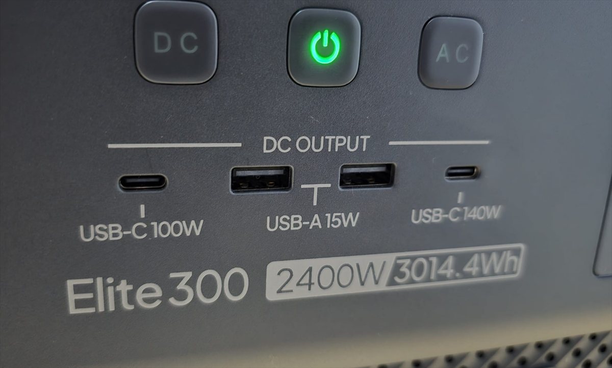 Puertos USB: USB-C de 100W, USB-A de 15W y USB-C de 140W