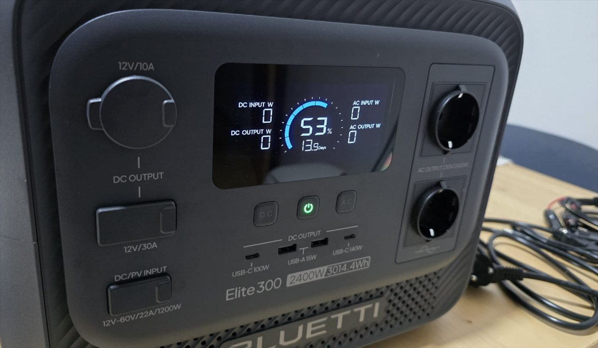 Panel frontal completo: pantalla central, puertos USB, salidas AC y botones de control