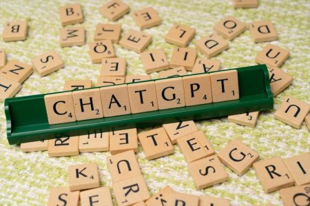 Fichas de Scrabble formando la palabra ChatGPT sobre atril verde representando el posicionamiento de marcas en entornos de IA generativa