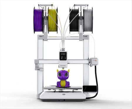 Impresora 3D Anycubic Kobra X con cinco bobinas de filamento de colores y figura multicolor impresa en 3D