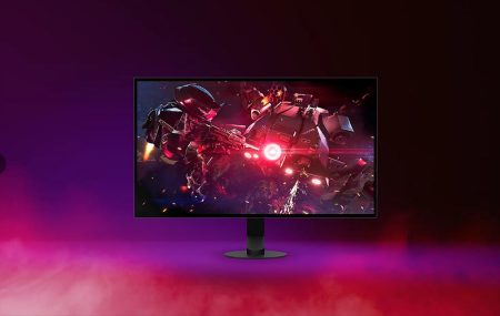 Monitor gaming Sony Inzone M10S II OLED de 720Hz mostrando un juego de acción con diseño de peana minimalista