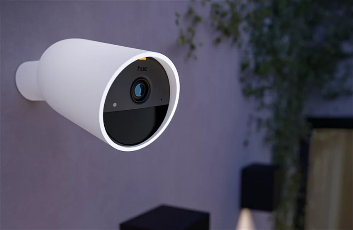 La cámara que simula que estás en casa: Philips Hue Secure y el nuevo teatro de la seguridad doméstica