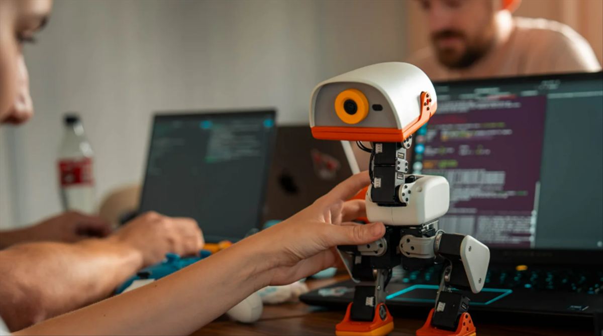 Microduck: el pato robot de Hugging Face a 399 dólares que democratiza el aprendizaje por refuerzo en robótica física