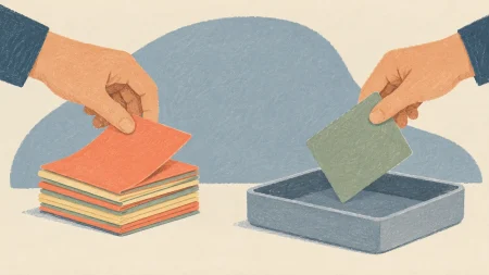 Una mano elige tarjetas de temas para mostrar cómo se pueden personalizar las recomendaciones del feed de Facebook.