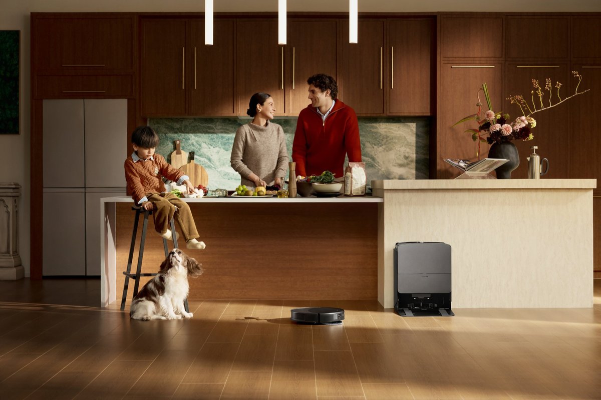 Roborock Saros 20 con su base RockDock en una cocina